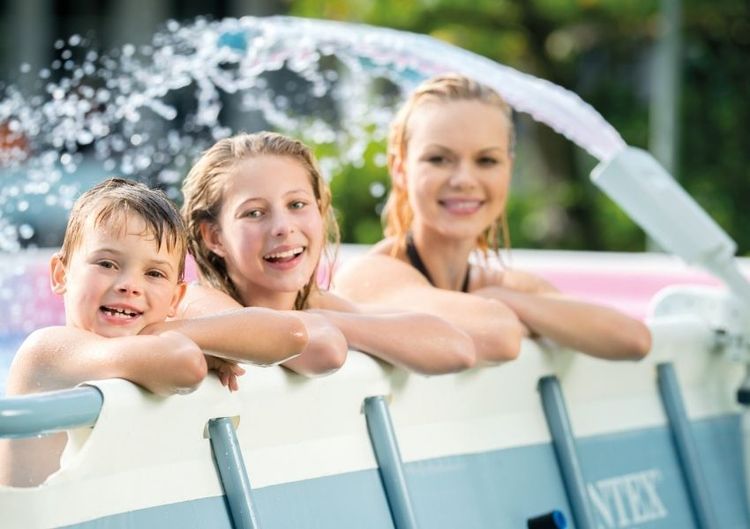 Kinder im Pool