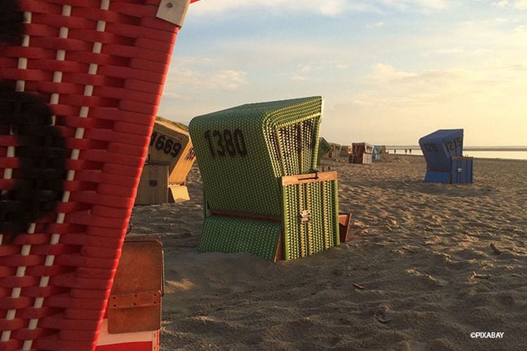 Strandkorb im Sand