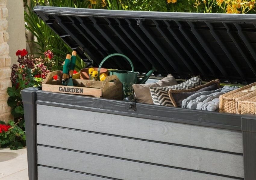 Gartenpolster verstauen – Kissenbox grau mit Inhalt