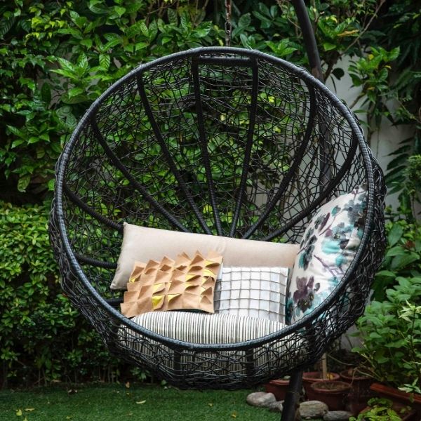 Gartenpolster verstauen – bunte Gartenkissen in Hängesessel