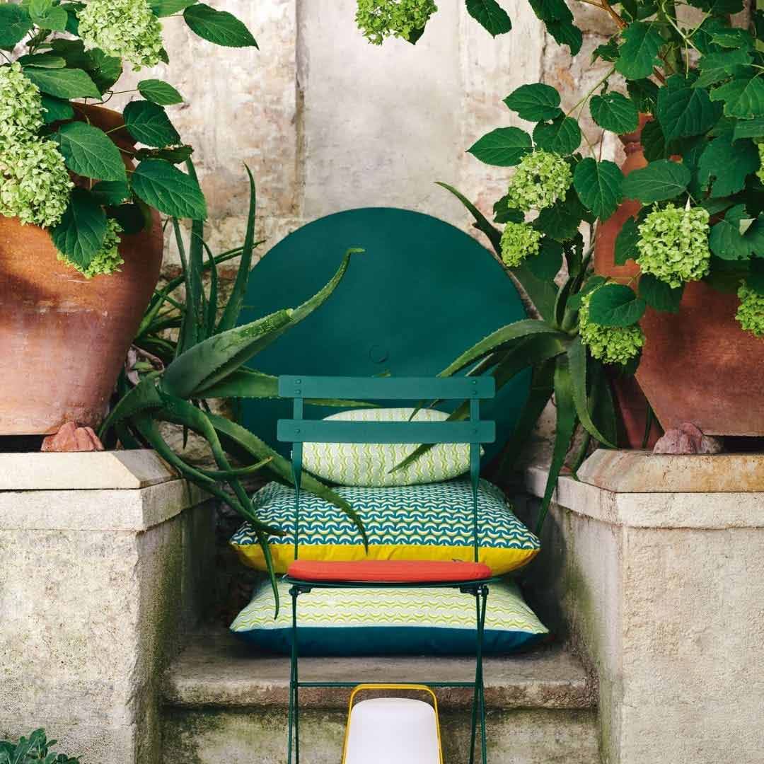Grüner Stuhl und Kissen