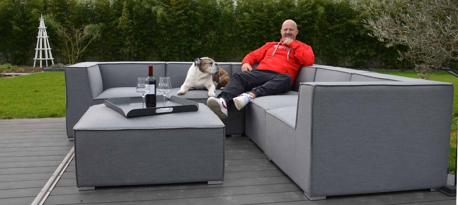 Detlef Steves und Hund Kai Uwe auf Gartenlounge